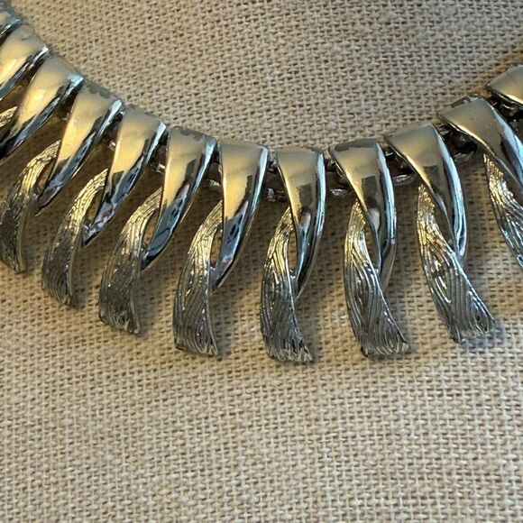 Coro Signed Vintage Cloverleaf Silver Tone Collar Necklace. 1960’s. - Picture 3 of 6